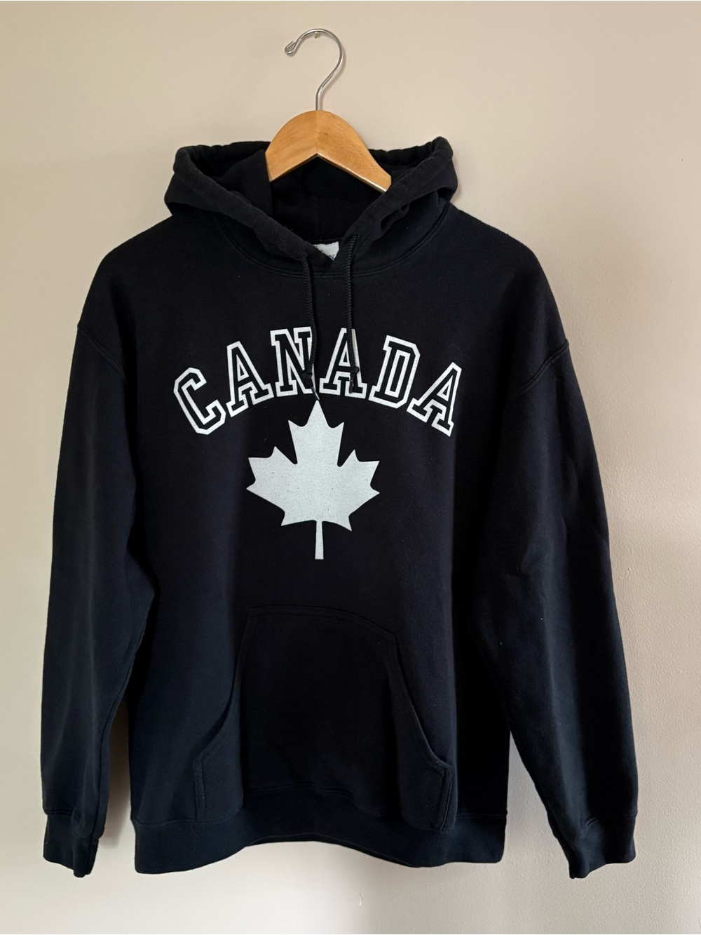Gildan Heavyweight Black Canada Maple Leaf Souvenir Pullover Hoodie